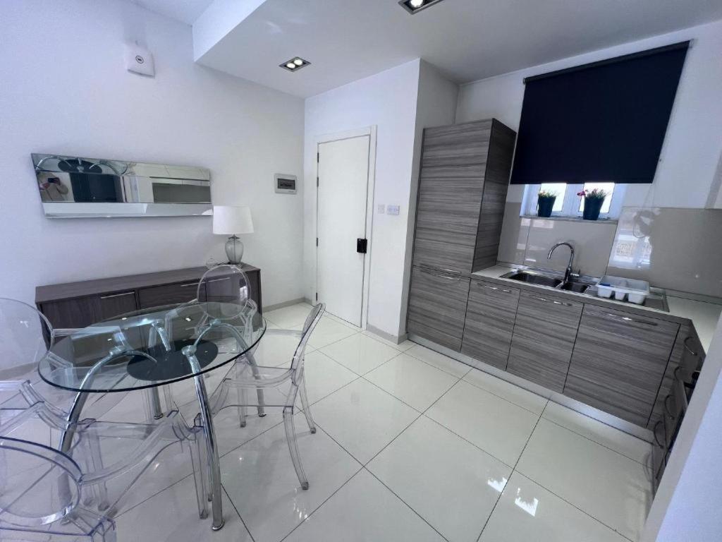 Deluxe One Bedroom 10 Meters From Center Apartment *